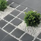 Co na chodnik? Wybierz idealny materiał na lata! Poradnik