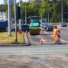 Świeży asfalt: Kiedy wjazd jest bezpieczny? Ekspert radzi