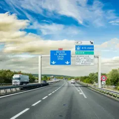 Płatne autostrady we Francji: Jak płacić i uniknąć mandatów?