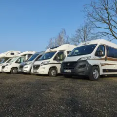 Kamper na tydzień: Ile kosztuje? Uniknij ukrytych opłat!