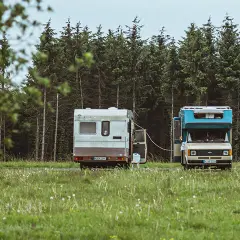 Kamper czy przyczepa? Wybierz idealnie: koszty, prawo, komfort