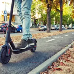 Hulajnoga elektryczna po chodniku: Kiedy wolno i za ile mandat?