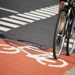 Rowerzysta na chodniku: Kiedy legalnie? Uniknij kary 300 zł!