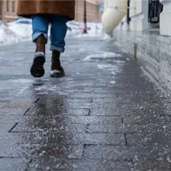 Sól na chodnikach: legalność, mandaty i bezpieczne alternatywy