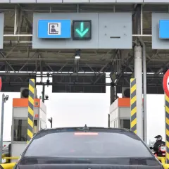 Samochody na bramkach poboru opłat na autostradzie A1.