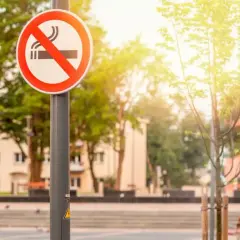 Palenie na chodniku w Polsce: Czy to legalne? Uniknij mandatu!
