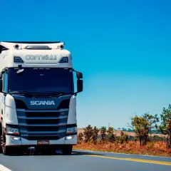 Naczepa do tira: Ile waży? Waga, DMC, ładowność i kary w transporcie