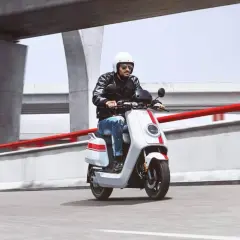 Skuter 125 na autostradzie: Legalne, ale czy bezpieczne?