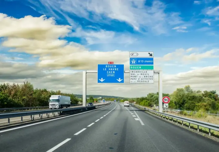 Płatne autostrady we Francji: Jak płacić i uniknąć mandatów?