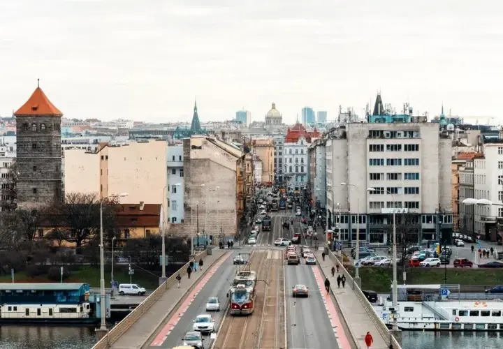 Praga autem: Jak wybrać najlepszą trasę i uniknąć mandatów?