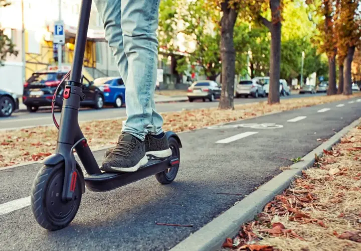 Hulajnoga elektryczna po chodniku: Kiedy wolno i za ile mandat?