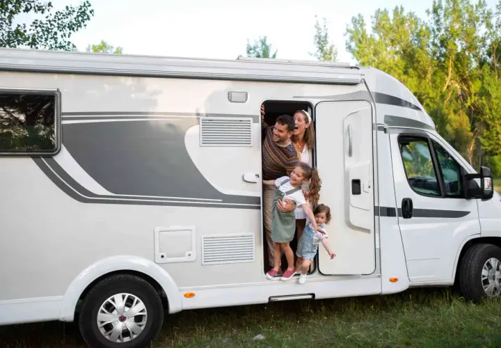 Kamper czy van? Wybierz dom na kółkach idealny dla siebie!