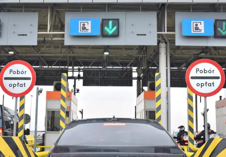Samochody na bramkach poboru opłat na autostradzie A1.