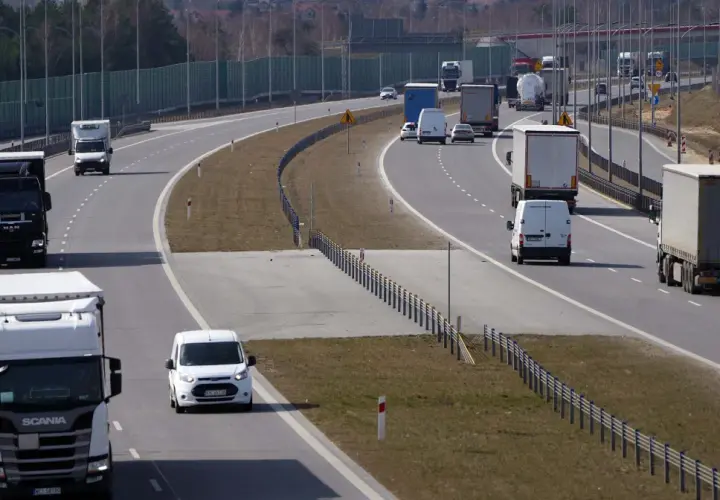 Autostrady w Polsce: Aplikacja obowiązkowa? Jak uniknąć kary 500 zł