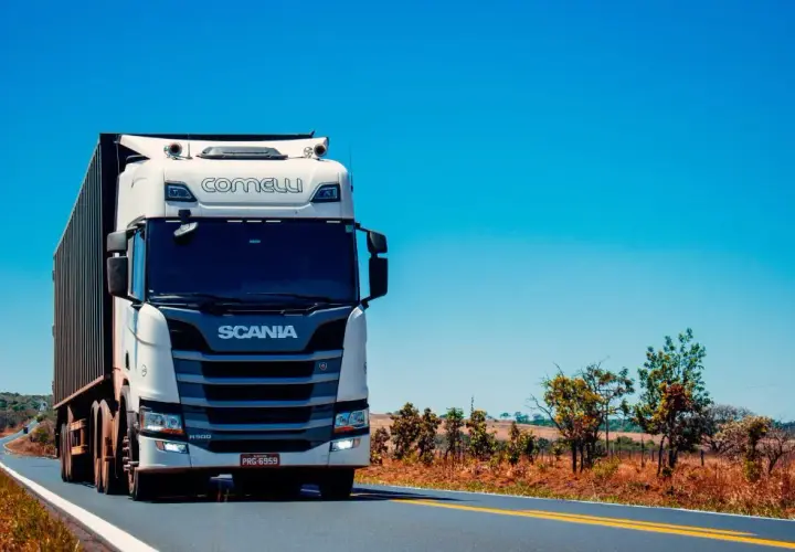Naczepa do tira: Ile waży? Waga, DMC, ładowność i kary w transporcie