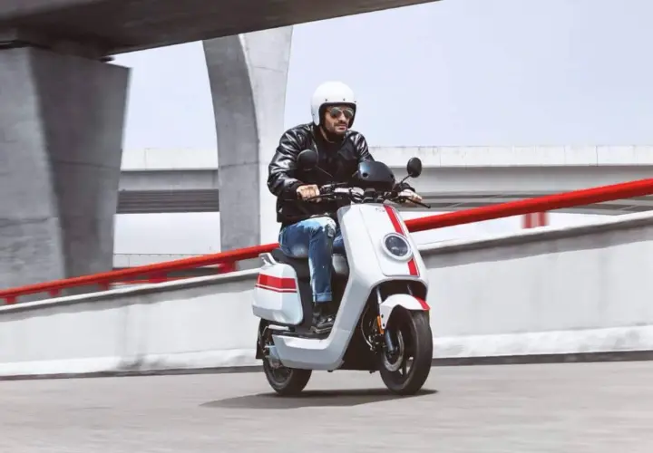Skuter 125 na autostradzie: Legalne, ale czy bezpieczne?