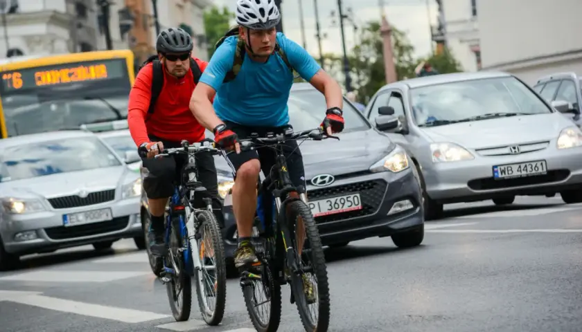 Rowerem po chodniku? Sprawdź 3 wyjątki i uniknij mandatu!