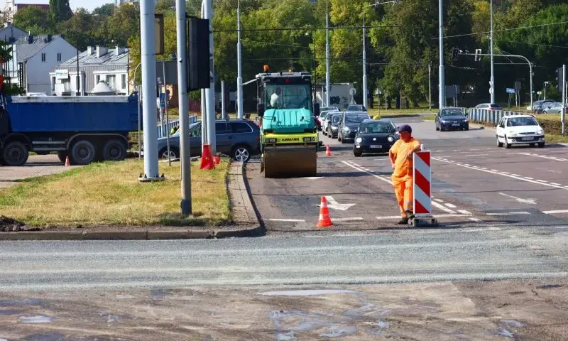 Świeży asfalt: Kiedy wjazd jest bezpieczny? Ekspert radzi