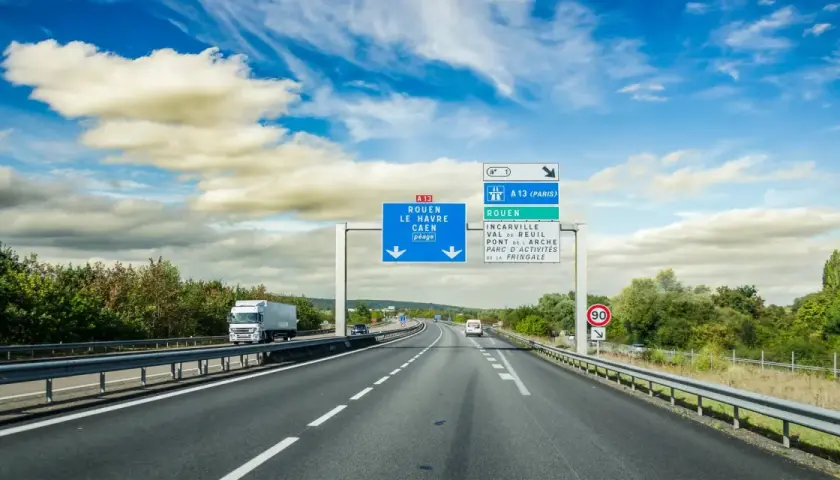 Płatne autostrady we Francji: Jak płacić i uniknąć mandatów?