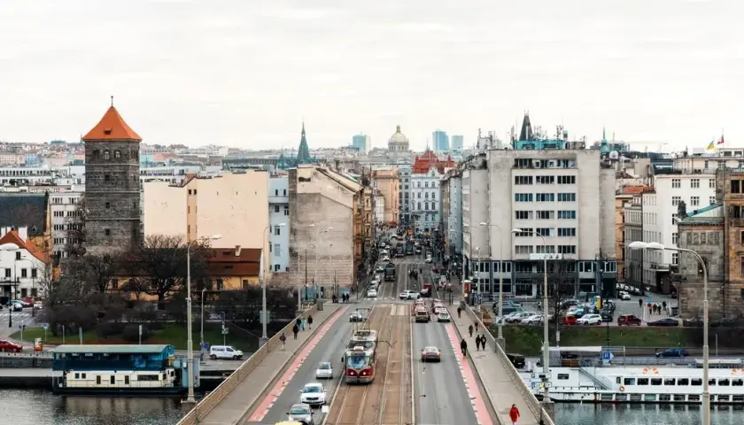 Praga autem: Jak wybrać najlepszą trasę i uniknąć mandatów?