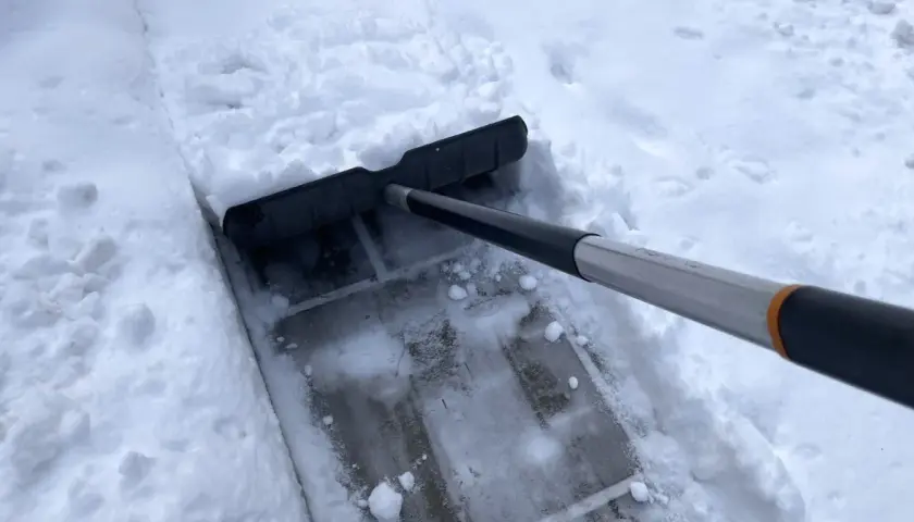 Kiedy nie musisz odśnieżać chodnika? Poznaj 5 kluczowych wyjątków!
