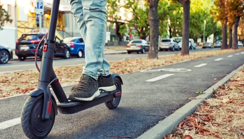 Hulajnoga elektryczna po chodniku: Kiedy wolno i za ile mandat?