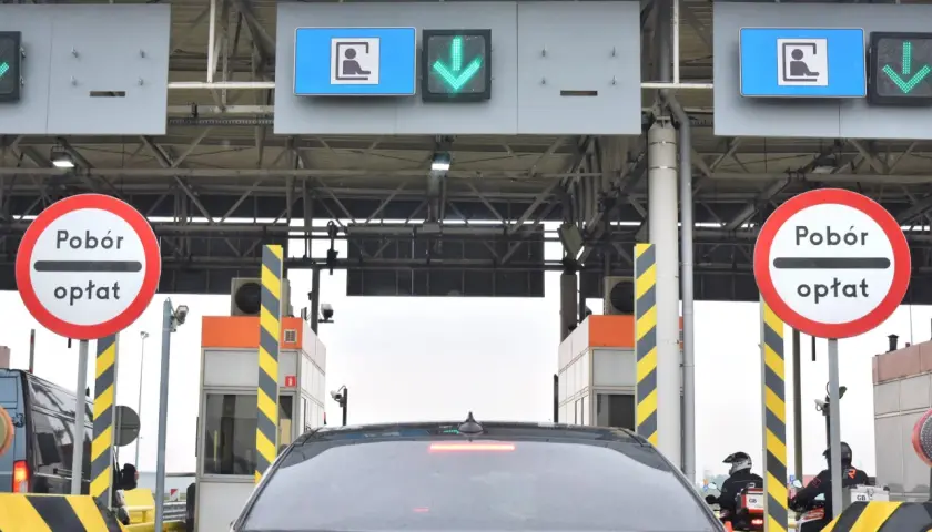 Samochody na bramkach poboru opłat na autostradzie A1.