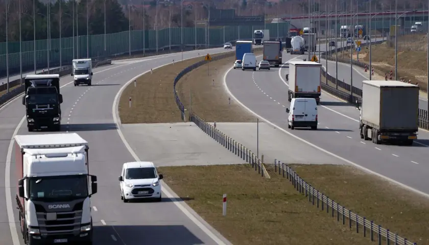Autostrady w Polsce: Aplikacja obowiązkowa? Jak uniknąć kary 500 zł