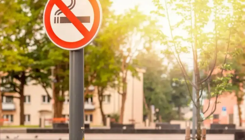 Palenie na chodniku w Polsce: Czy to legalne? Uniknij mandatu!