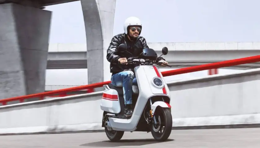 Skuter 125 na autostradzie: Legalne, ale czy bezpieczne?