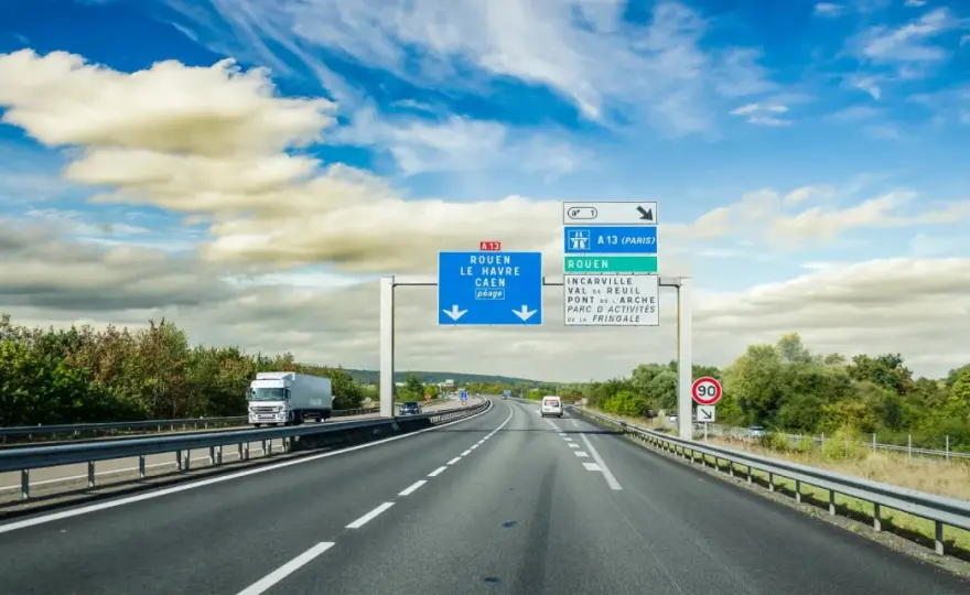 Płatne autostrady we Francji: Jak płacić i uniknąć mandatów?