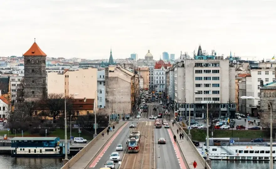 Praga autem: Jak wybrać najlepszą trasę i uniknąć mandatów?