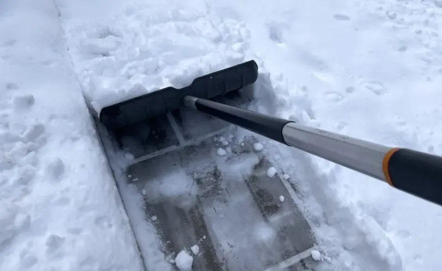 Kiedy nie musisz odśnieżać chodnika? Poznaj 5 kluczowych wyjątków!