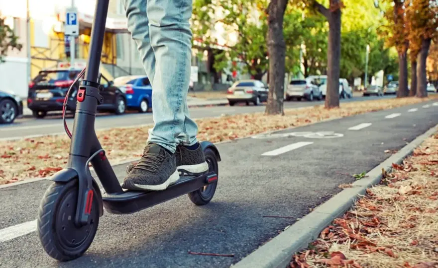 Hulajnoga elektryczna po chodniku: Kiedy wolno i za ile mandat?