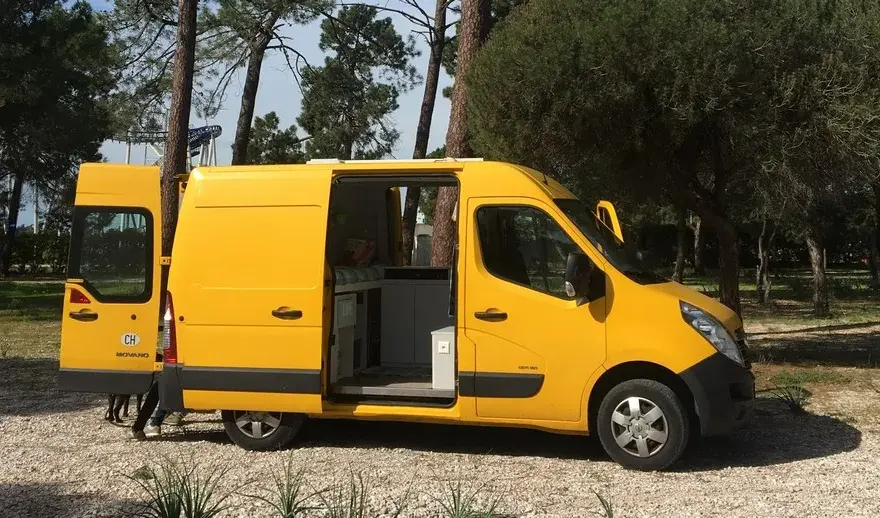 Bus na kampera: Jak wybrać idealną bazę? Uniknij błędów!