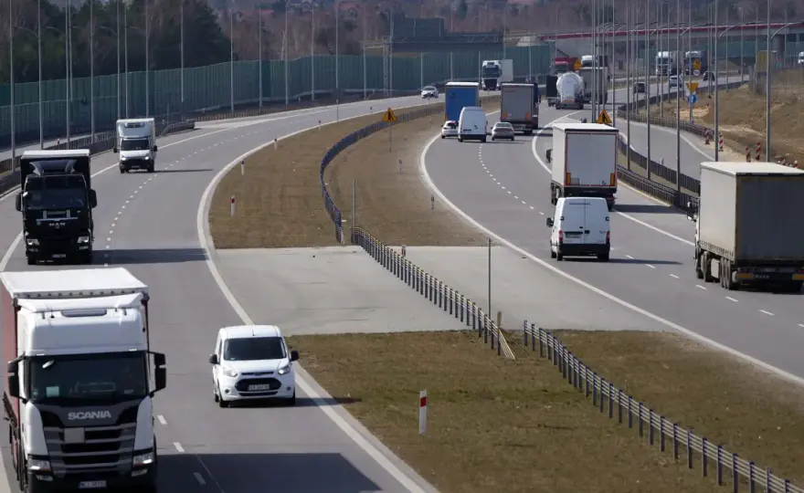 Autostrady w Polsce: Aplikacja obowiązkowa? Jak uniknąć kary 500 zł