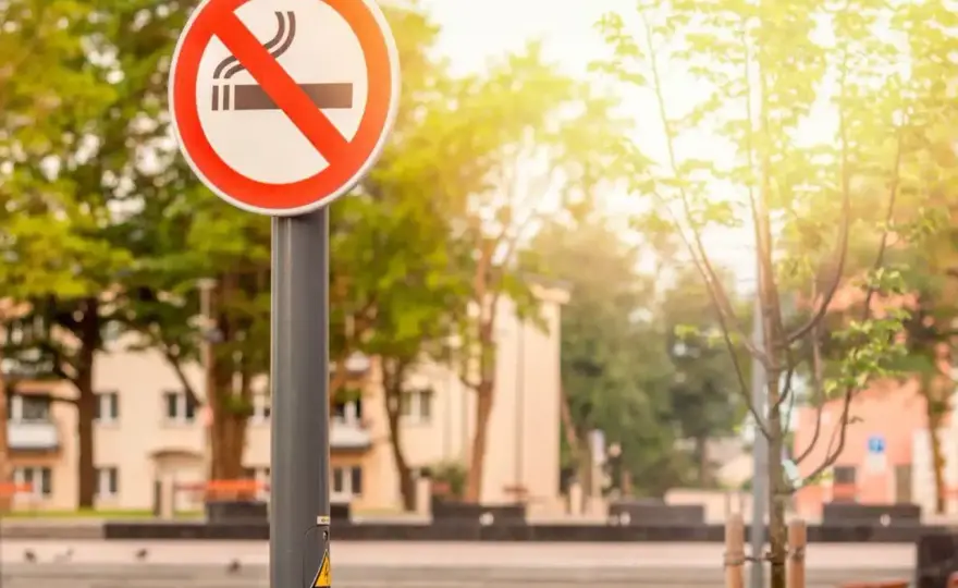 Palenie na chodniku w Polsce: Czy to legalne? Uniknij mandatu!