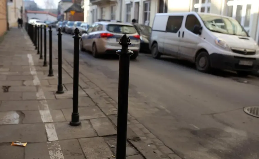 Zasada chodnika: Parkuj legalnie, unikaj mandatów!