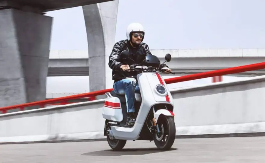 Skuter 125 na autostradzie: Legalne, ale czy bezpieczne?