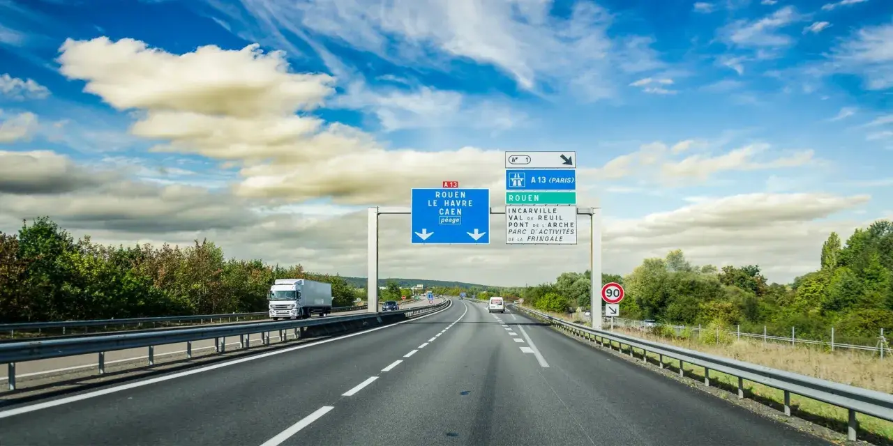 Płatne autostrady we Francji: Jak płacić i uniknąć mandatów?