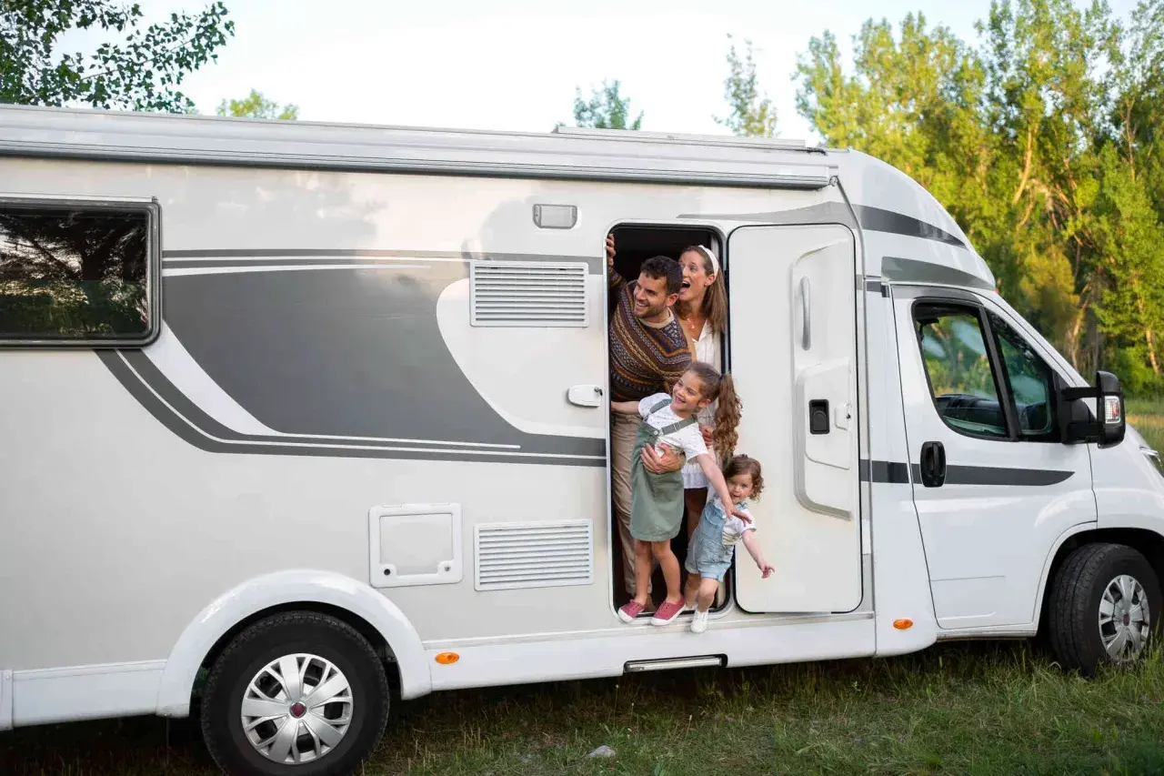 Kamper czy van? Wybierz dom na kółkach idealny dla siebie!