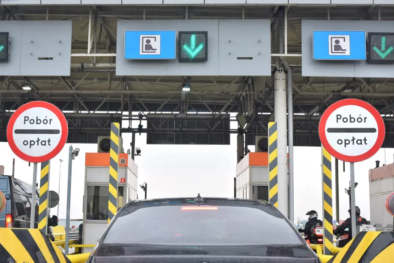 Samochody na bramkach poboru opłat na autostradzie A1.