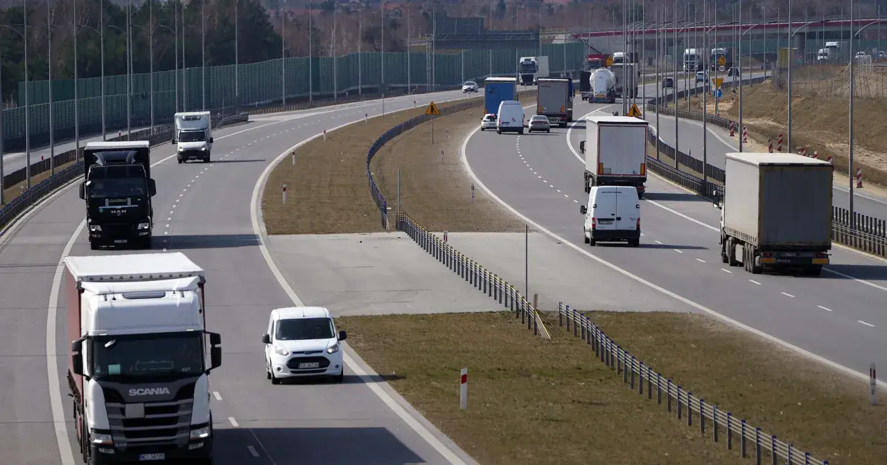 Autostrady w Polsce: Aplikacja obowiązkowa? Jak uniknąć kary 500 zł