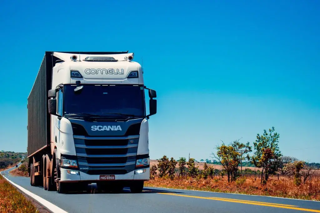 Naczepa do tira: Ile waży? Waga, DMC, ładowność i kary w transporcie