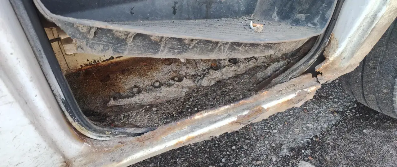 skorodowany bus podłoga rdza