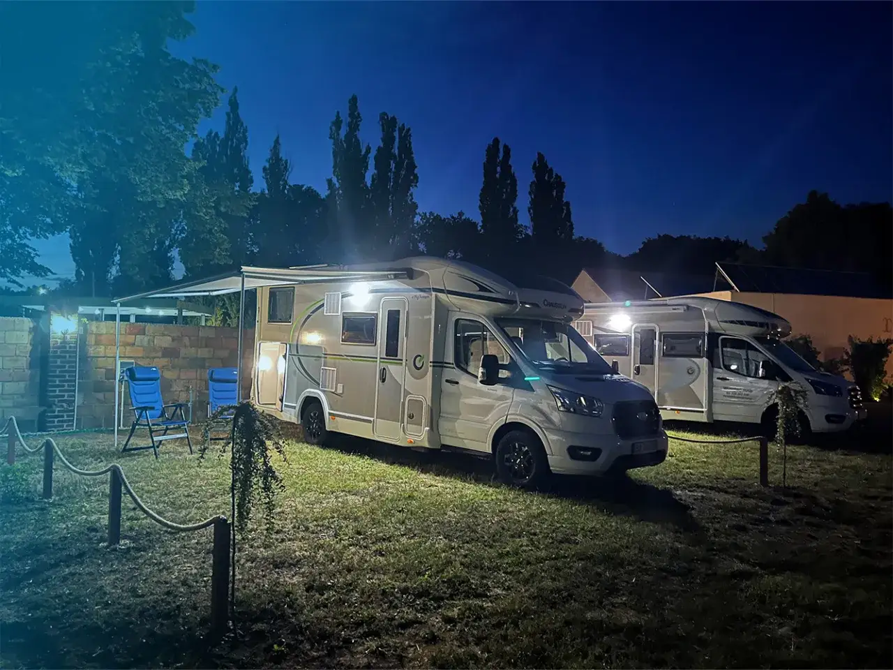 camper-park z widocznymi stanowiskami serwisowymi dla kamperów