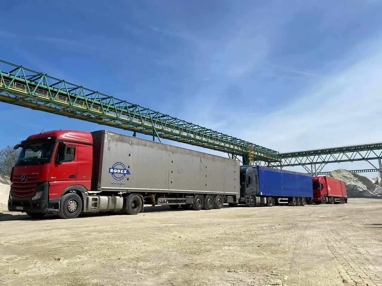 naczepa z ruchomą podłogą transport biomasy zboża odpady