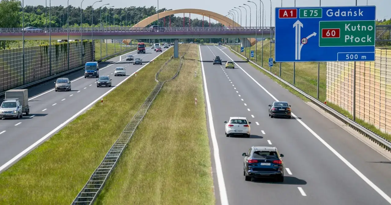 Autostrada dwa pasy ruchu trzy pasy ruchu