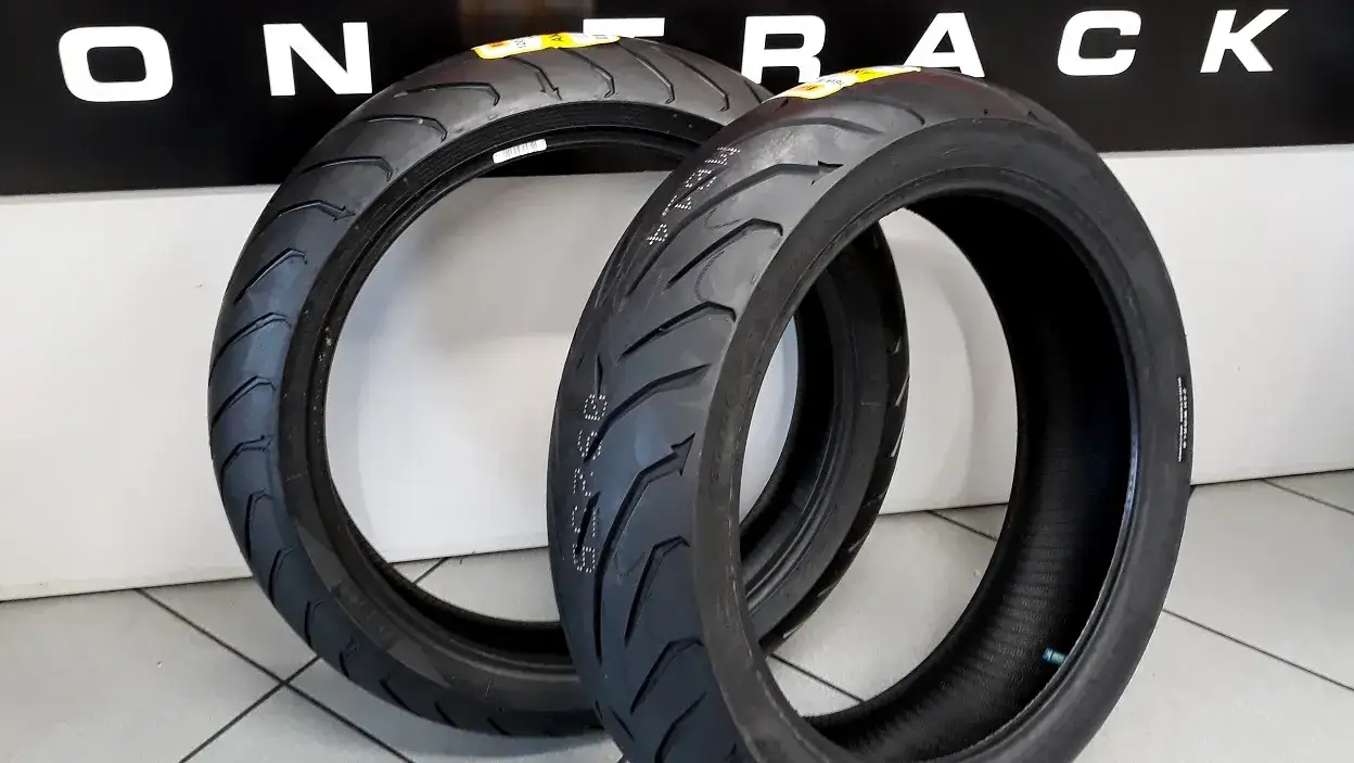 r&oacute;żne typy bieżnika opon motocyklowych dual-sport