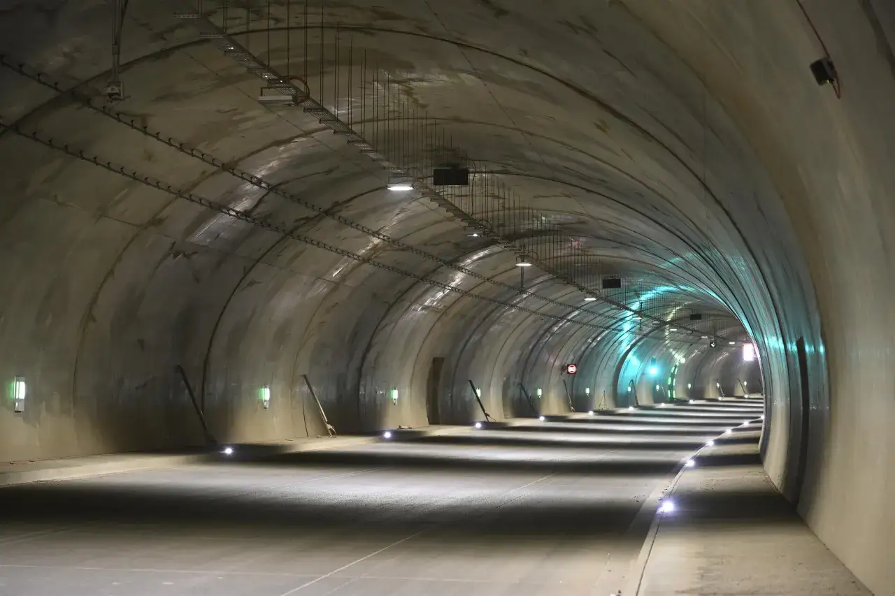 najdroższe autostrady w Polsce, tunel drogowy w górach